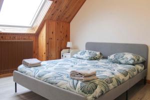 um quarto com uma cama com um cobertor em Cozy and spacious house in Saint-Denis em Saint-Denis