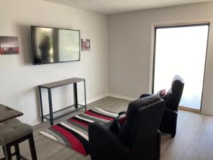 TV a/nebo společenská místnost v ubytování Sebastian Gardens Inn & Suites