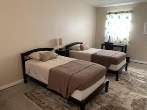 Postel nebo postele na pokoji v ubytování Sebastian Gardens Inn & Suites