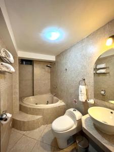 Bilik mandi di Hotel Ferré Miraflores
