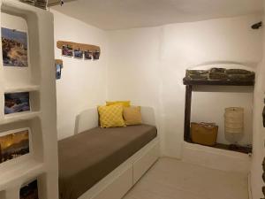 een kleine kamer met een bed in de hoek bij Vezzhouse con Convenzione per Spa & Wellness in Vezzano Ligure