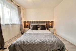 Ένα ή περισσότερα κρεβάτια σε δωμάτιο στο Modern 1BR Apt Netflix, Parking, M6 Access