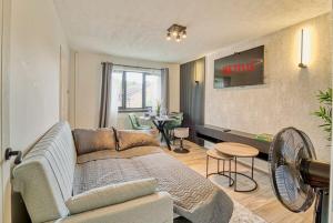 ein Wohnzimmer mit einem Sofa und einem Tisch in der Unterkunft Stylish 1BR Apartment - Parking - Netflix in Walsall