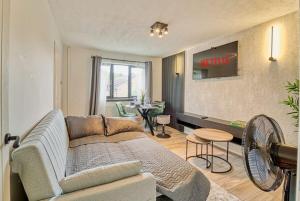 Χώρος καθιστικού στο Modern 1BR Apt Netflix, Parking, M6 Access