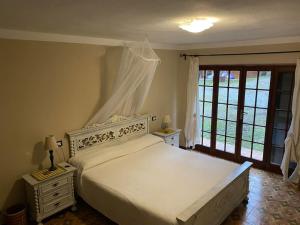 Ένα ή περισσότερα κρεβάτια σε δωμάτιο στο Villa Colli Verdi, met privé zwembad & 5 slaapkamers dicht bij Lucca en Pisa +23 φωτογραφίες