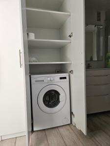 - Lavadora y secadora en una habitación pequeña en Apartamentos Europa - Playa del Inglés - Yumbo en San Bartolomé