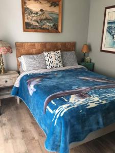 Un dormitorio con una cama grande con una representación de un barco en Pelican Place in Morro Bay, en Morro Bay