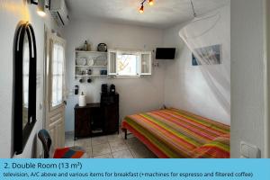 ArtemonasにあるAphrodite Holiday Homeのベッドルーム(ベッド1台、窓付)