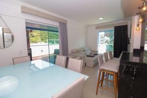 ボンバスにある558 - Ampla Cobertura na Praia de Bombasのギャラリーの写真