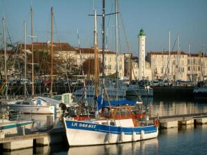 a boat docked in a marina with other boats at résidence lac de La Sole T3 4 pers les minimes avec piscine in La Rochelle