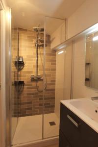 een badkamer met een douche en een wastafel bij Appartement centre ville de Pierrelatte' in Pierrelatte