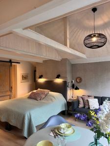 1 dormitorio con 1 cama y 1 sofá en Studio Clematis Bergen, en Bergen