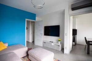 sala de estar con sofá y TV en L’Archè Comfort & Relax Horse House, en Milán