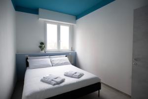 1 dormitorio con 1 cama con 2 toallas en L’Archè Comfort & Relax Horse House, en Milán