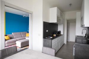 cocina y sala de estar con sofá en L’Archè Comfort & Relax Horse House, en Milán
