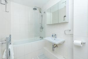 Gallery image of 2BR wbalcony, Battersea, 5min Clapham Junction St in London