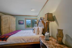a bedroom with a bed and a window at Bear Peak Lodge 1 Mile to Gondola and Great Views in Breckenridge