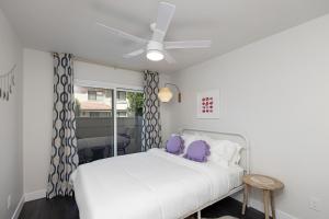 Ένα ή περισσότερα κρεβάτια σε δωμάτιο στο \\Golf and Couples Oasis// Midcentury w/6 Pools Hot Tub +37 φωτογραφίες