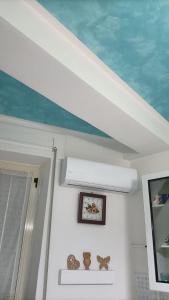 um quarto com um tecto branco com um azul em Il mondo di Leo em Tocco da Casauria