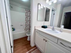 uma casa de banho com um lavatório, um WC e um espelho. em Ocean 2 min, free pool & parking em Los Angeles
