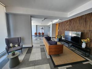 a living room with a couch and a television at Departamento ejecutivo in Antofagasta
