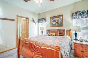 ein Schlafzimmer mit einem großen Bett und einem Fenster in der Unterkunft Cozy Ski Cabin with Deck Near Taos Ski Valley! in San Cristobal