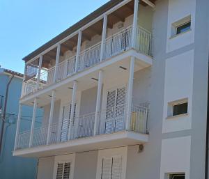 un edificio bianco con balconi sul lato di Da Eolo - Appartamento al mare a Grottammare