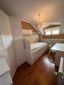 una piccola camera con letto e finestra di HOLYDAY HOME SUANCES a Suances