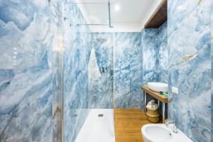 A bathroom at L'Angolo d'o core
