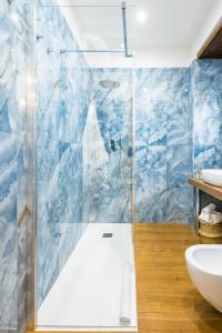 een badkamer met een douche en een wastafel bij L'Angolo d'o core in Napels