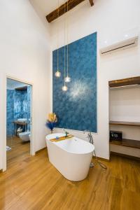 A bathroom at L'Angolo d'o core
