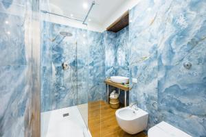 A bathroom at L'Angolo d'o core