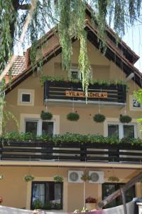 a building with a sign on the side of it at Etno Kuca Paor-apartmani in Kikinda