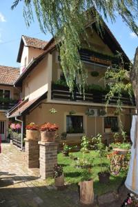 a house with flowers in front of it at Etno Kuca Paor-apartmani in Kikinda