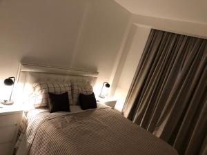 a bedroom with a large bed with two pillows at Lo de Chany in San Juan