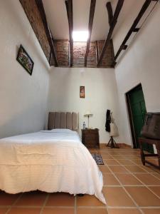una camera da letto con un letto, un tavolo e una sedia di CASA DE LOURDES - LA CANDELARIA a Bogotá