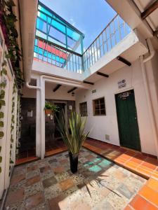 vistas al interior de una casa con una planta en CASA DE LOURDES - LA CANDELARIA, en Bogotá