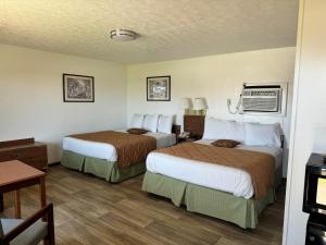 Albany的住宿－Royal Inn，酒店客房设有两张床和一张桌子。