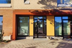 een gebouw met twee ingangen met glazen deuren bij Lovely new studio for 3 - close to airport, free parking in Vantaa