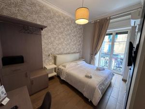 Łóżko lub łóżka w pokoju w obiekcie Parthenope Rooms