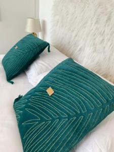 een groene deken op een bed bij VILLA HERMES in San Antonio de Banageber