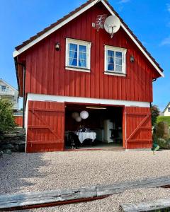 a red barn with a table in the garage at Waterfront Rorbu - By the Beach in Bud