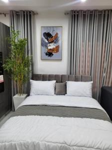 A bed or beds in a room at Stylish Modern Studio Apartment-Banana Island