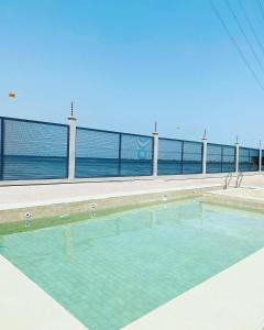 Bazén v ubytování Stylish Modern Studio Apartment Banana Island Ikoyi nebo v jeho okolí
