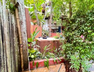 einen Hinterhof mit einem Holzzaun und einem Garten in der Unterkunft VILA AMZ, 3 minutos da Praia do Lago! in Alter do Chao