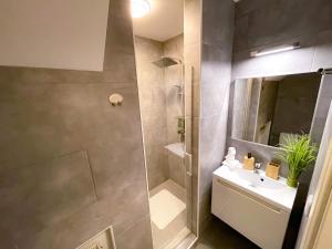 uma casa de banho com um chuveiro e um lavatório. em Eddy´s Appartment em Magdeburg