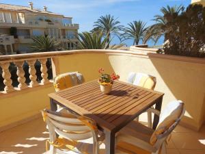 A balcony or terrace at Estupendo apartamento en primera línea de playa y con vistas al mar