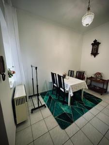 une salle à manger avec une table et des chaises dans une pièce dans l'établissement Tabán Apartman, à Pécs 1 autre photo