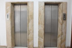 een rij liftdeuren in een gebouw bij Bed-da Catania Rooms in Catania