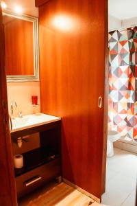 La salle de bains est pourvue d'un lavabo et de toilettes. dans l'établissement Agua de Mar I, à Mar de Cobo